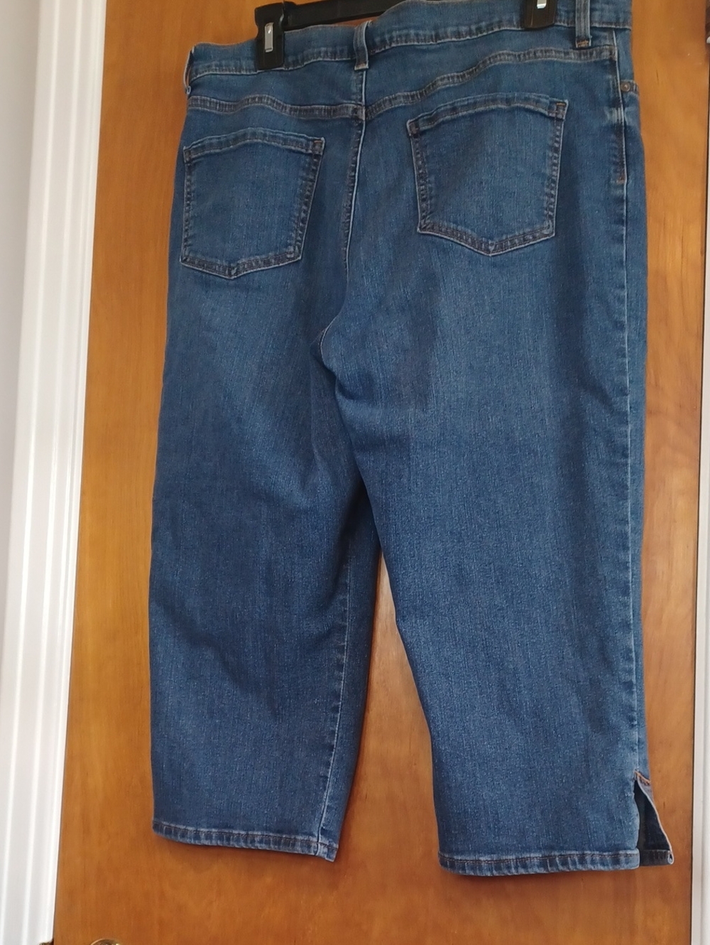 Gloria Vanderbilt Midwash Denim Capris Sz16. L.20".R.11.5".W.35".Slits On Leg. - Picture 2 of 8